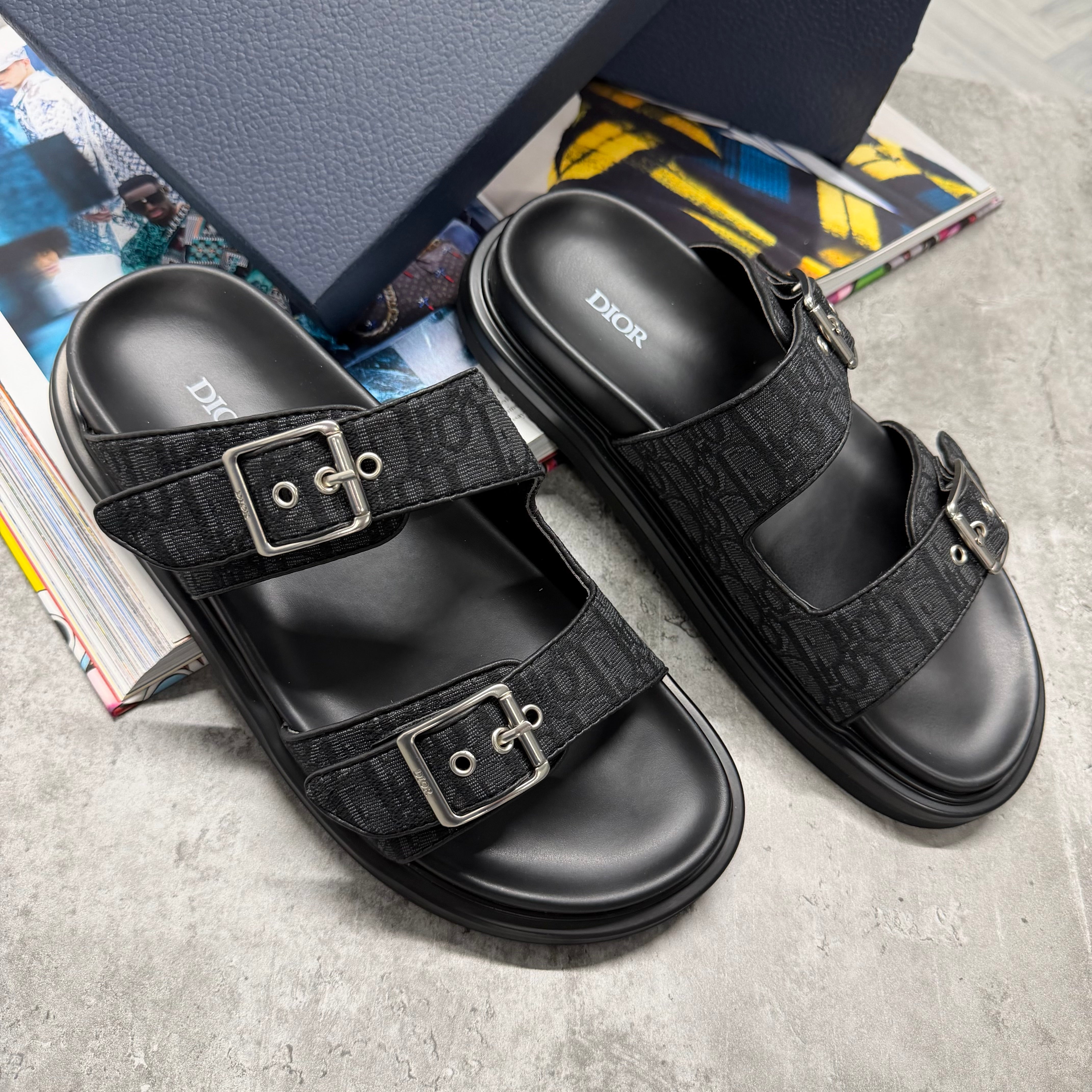 (PRE ORDER) CD OBLIQUE SANDALS - BLACK
