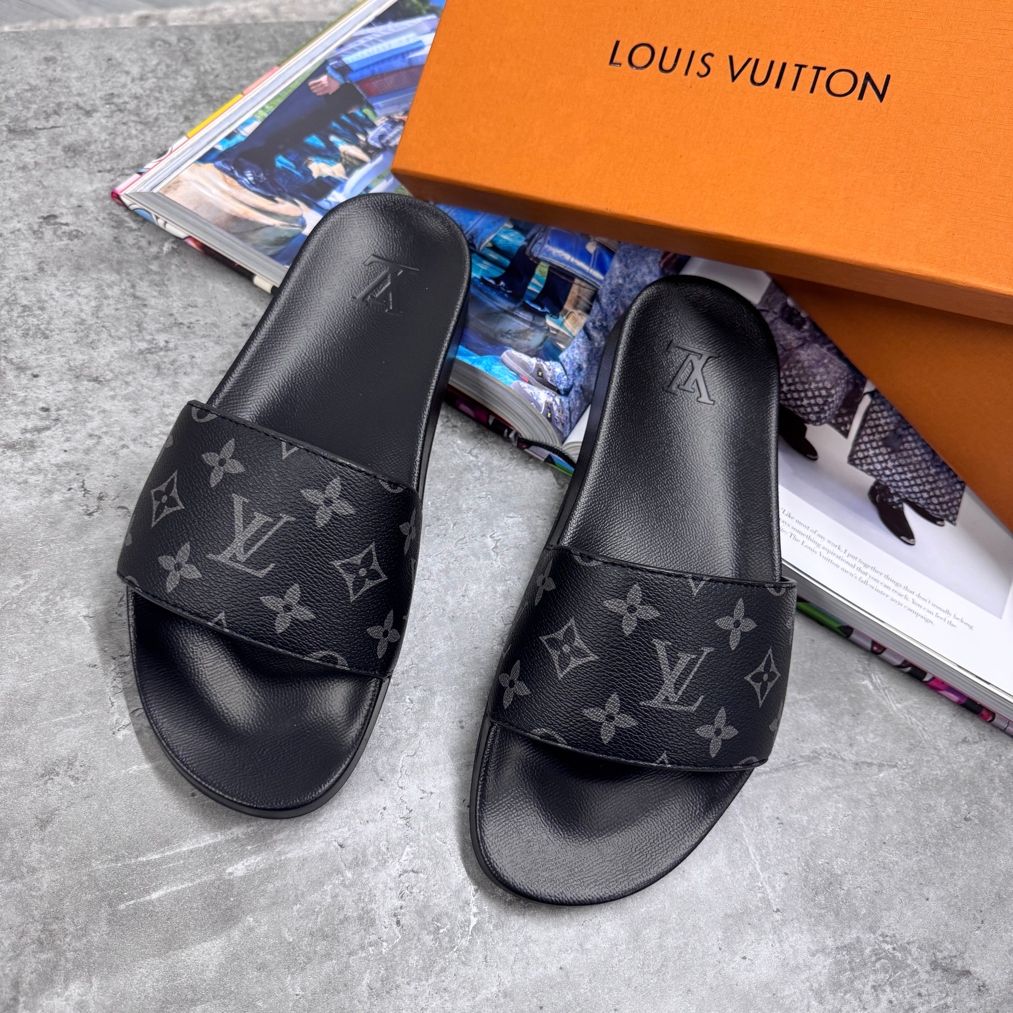 LVE MONOGRAM SLIDES - BLACK