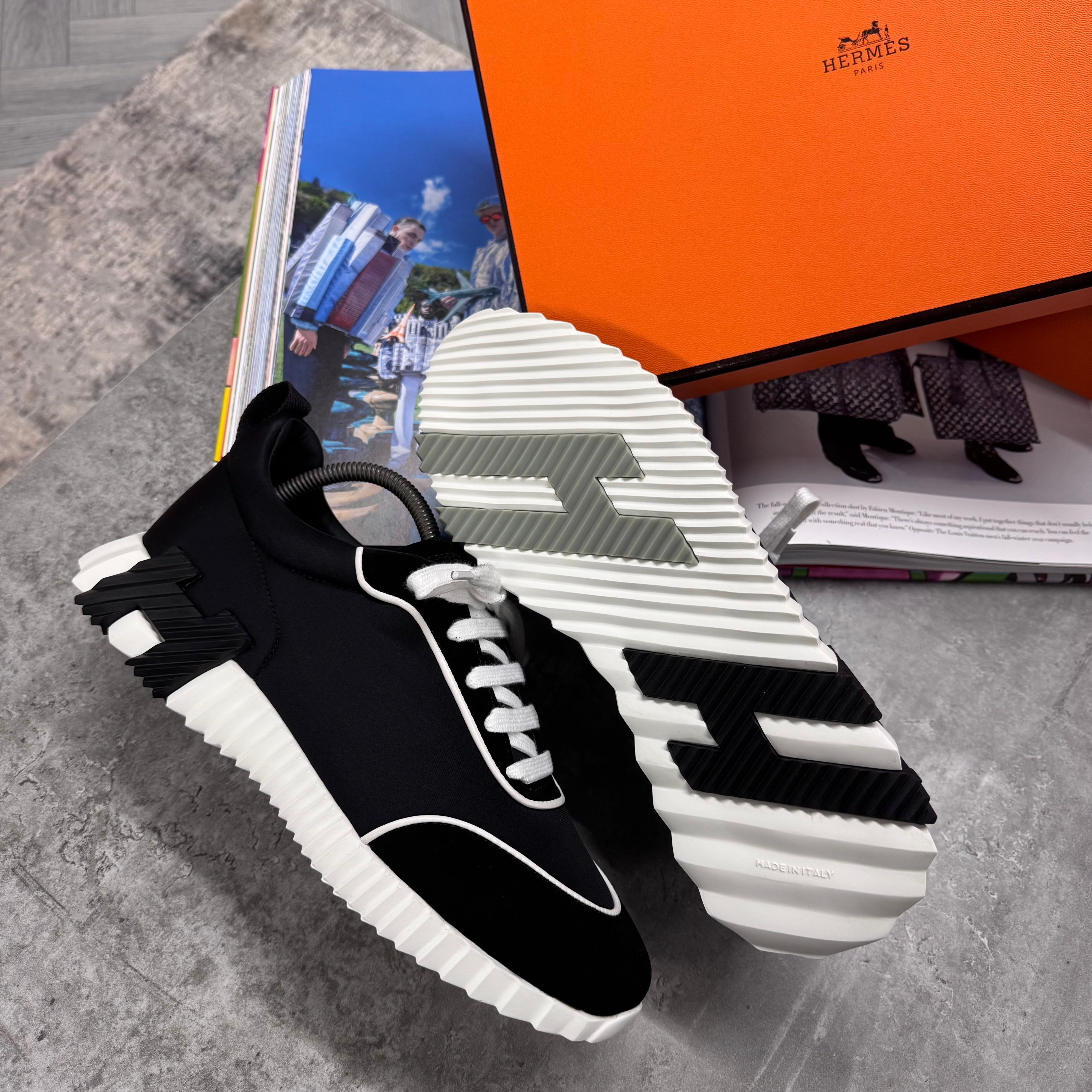 H TRAINER - BLACK / WHITE