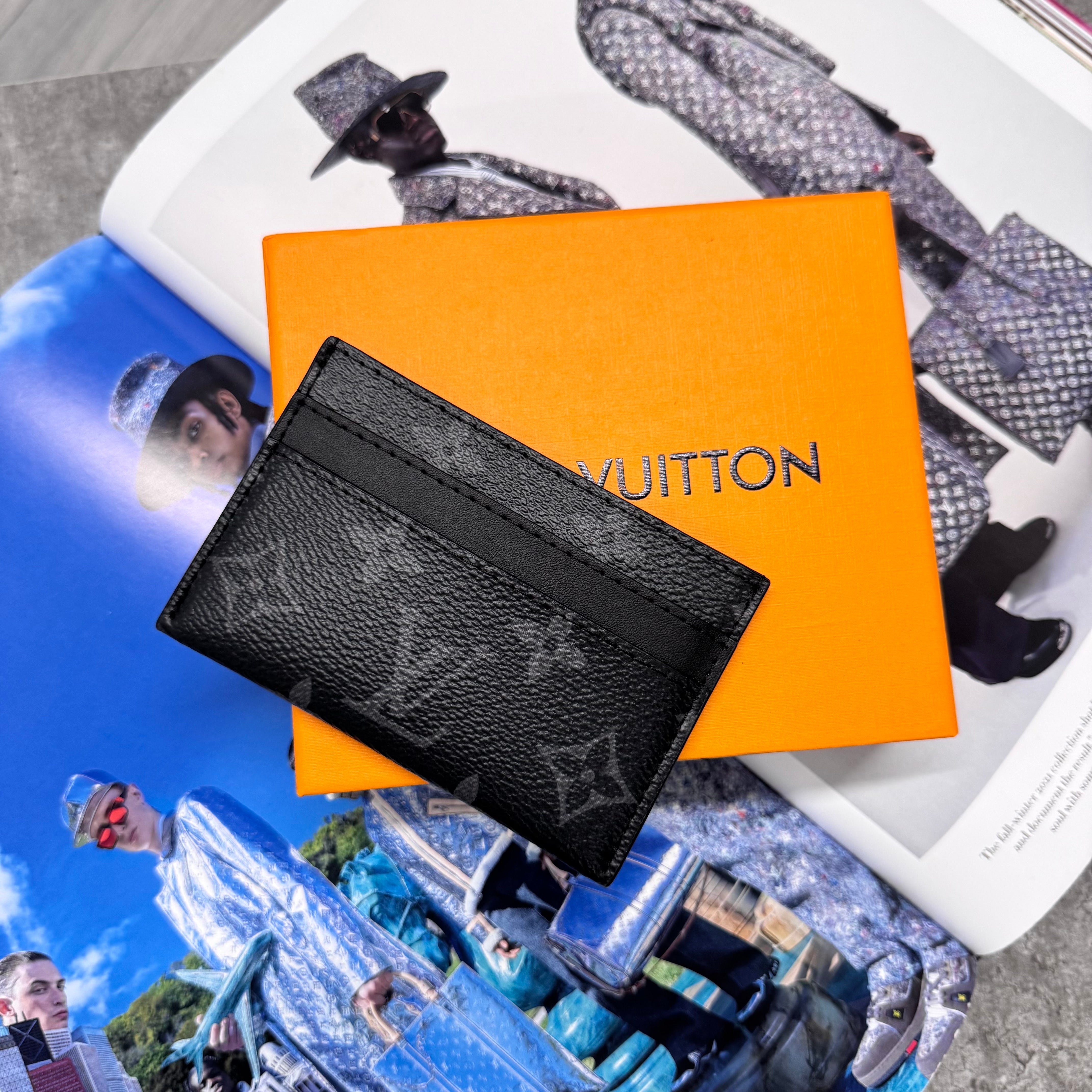 (PRE ORDER) LVE MONOGRAM CARDHOLDER - BLACK