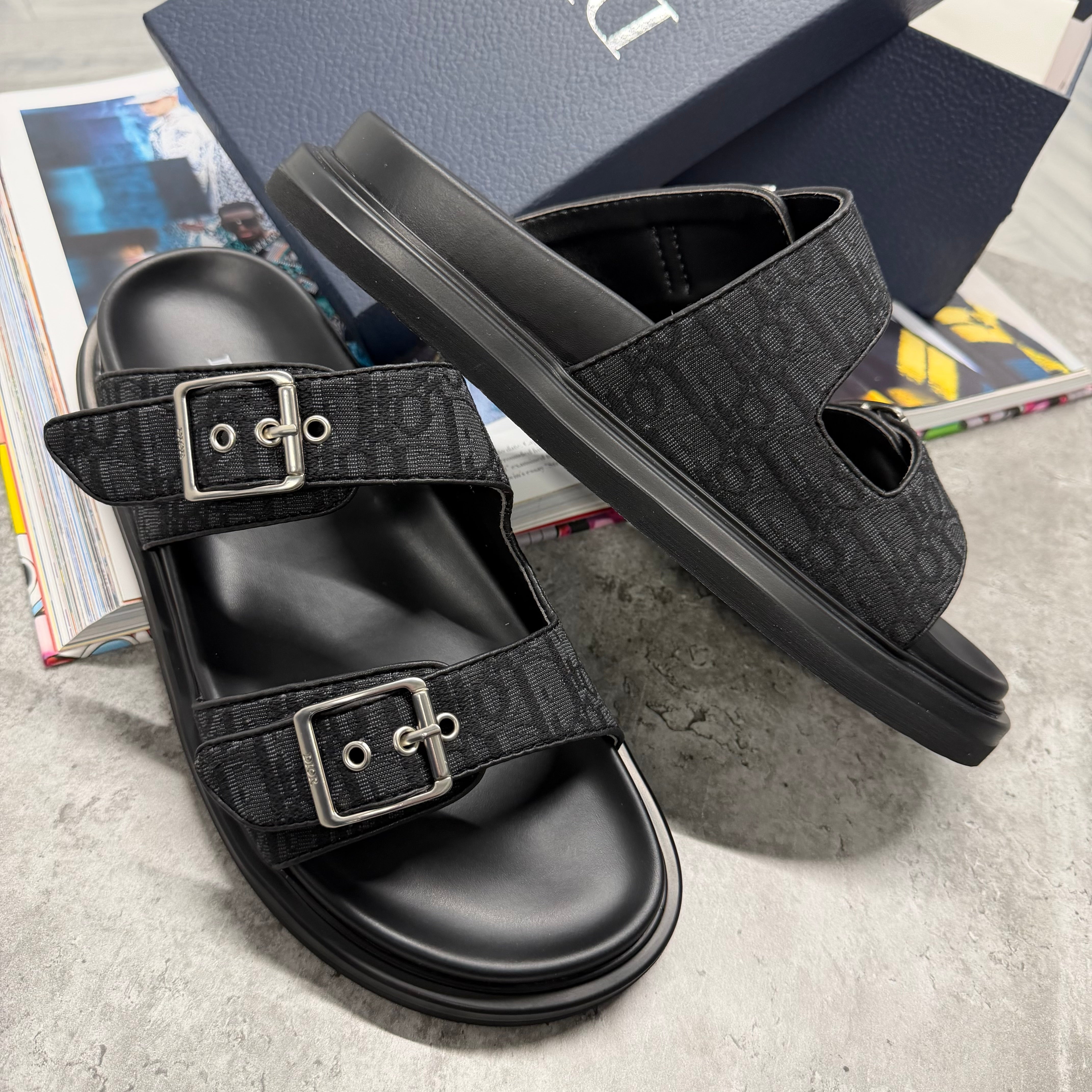(PRE ORDER) CD OBLIQUE SANDALS - BLACK