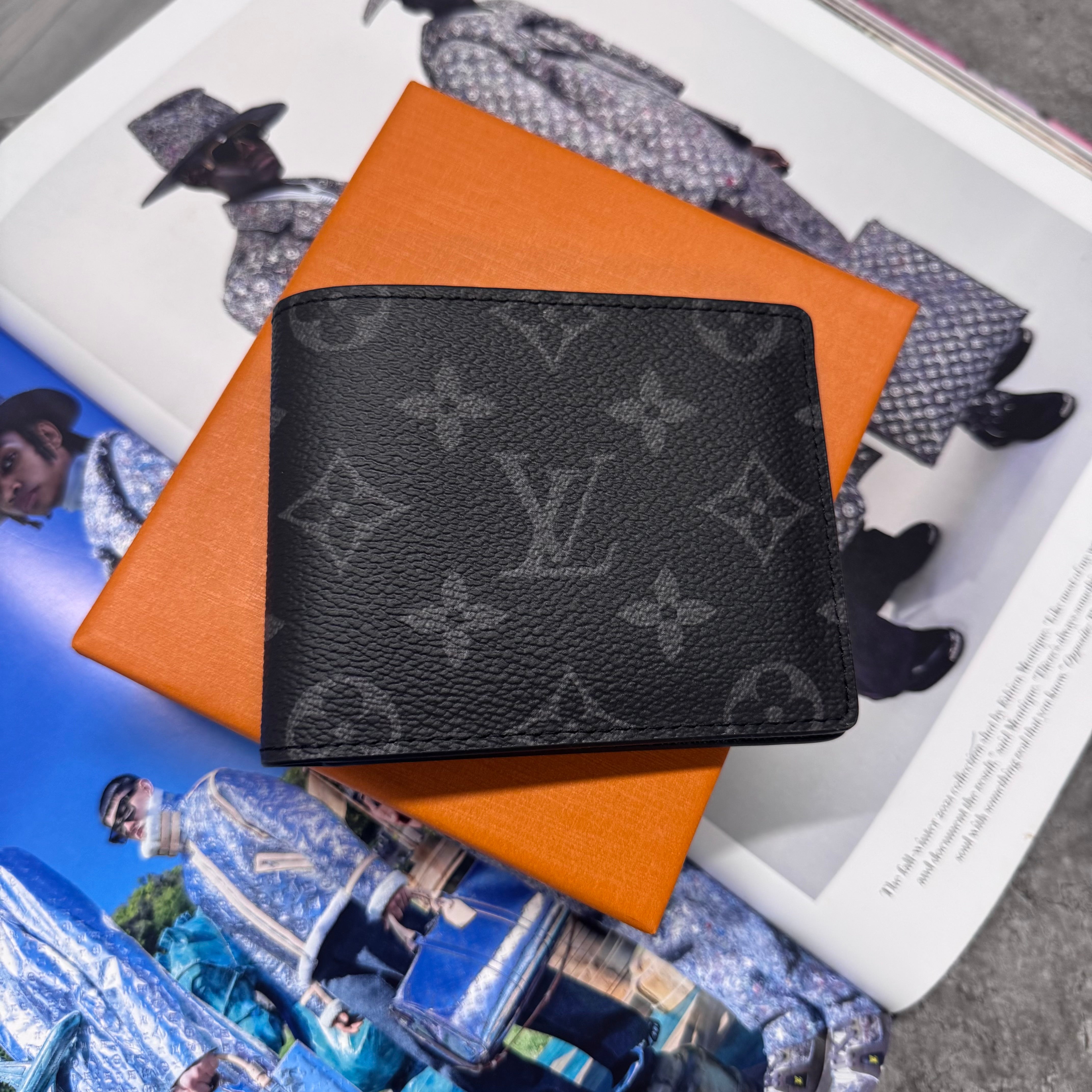 (PRE ORDER) LVE MONOGRAM WALLET - BLACK