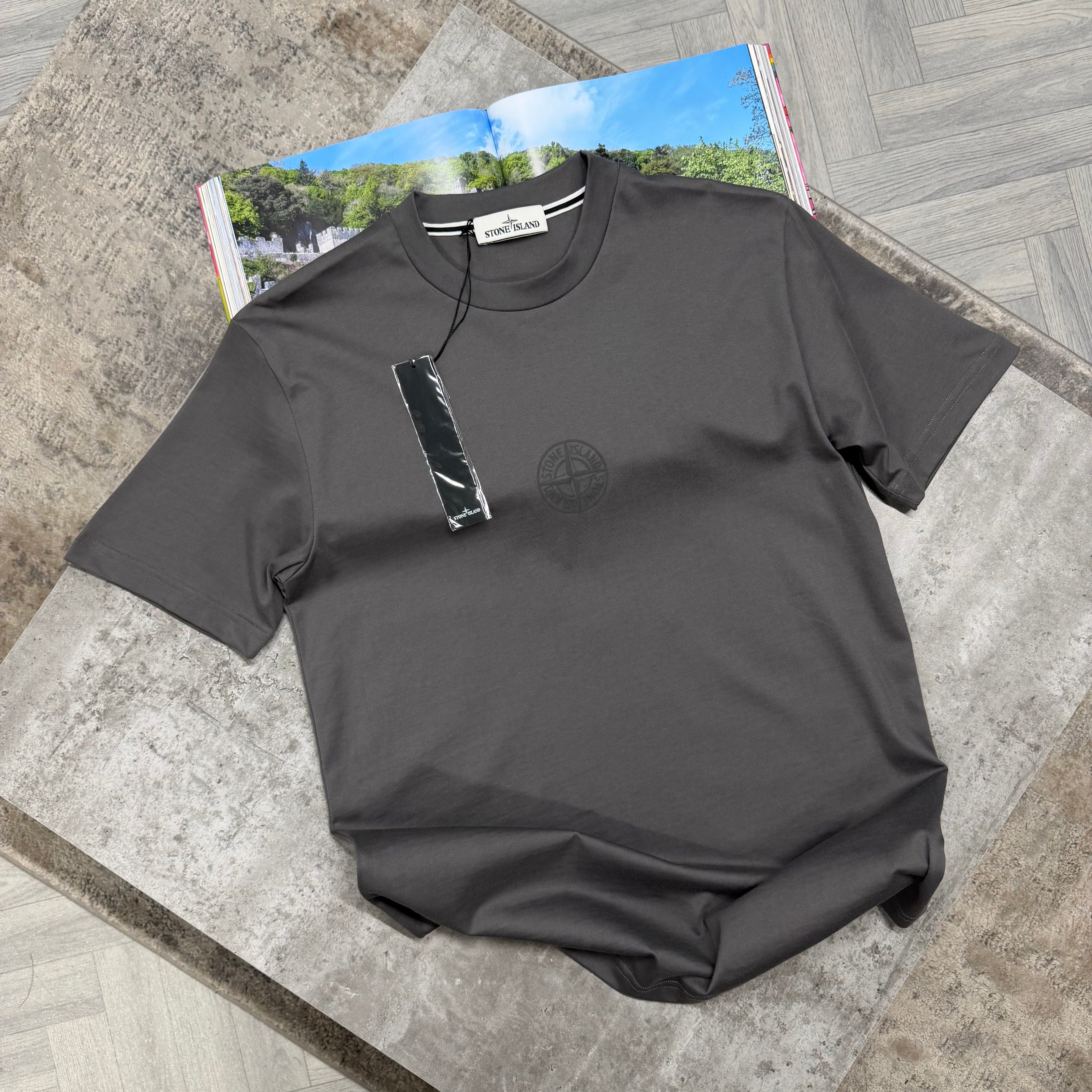 SI CENTRE COMPASS T SHIRT - CHARCOAL