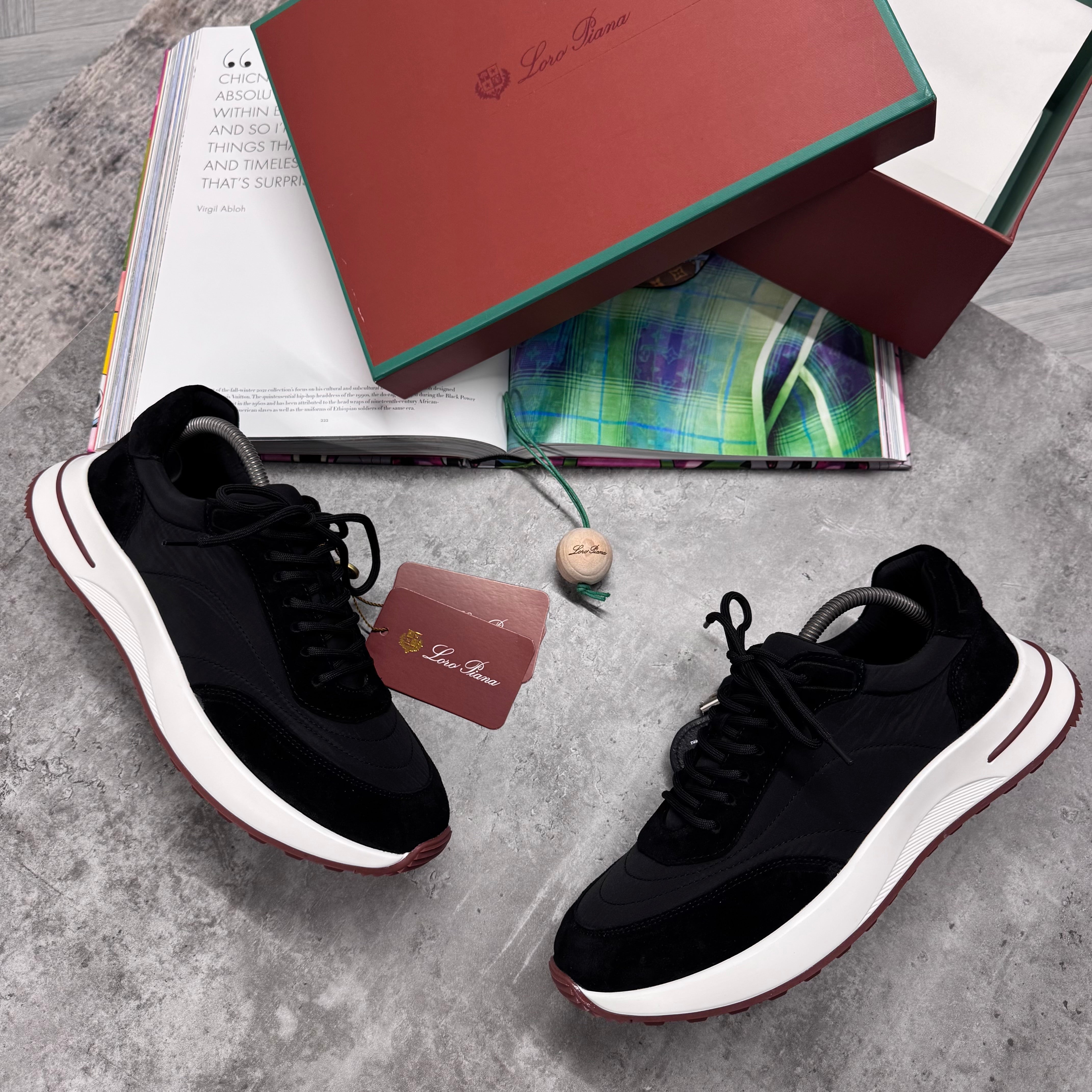 LORO SUEDE RUNNER TRAINER - BLACK / WHITE