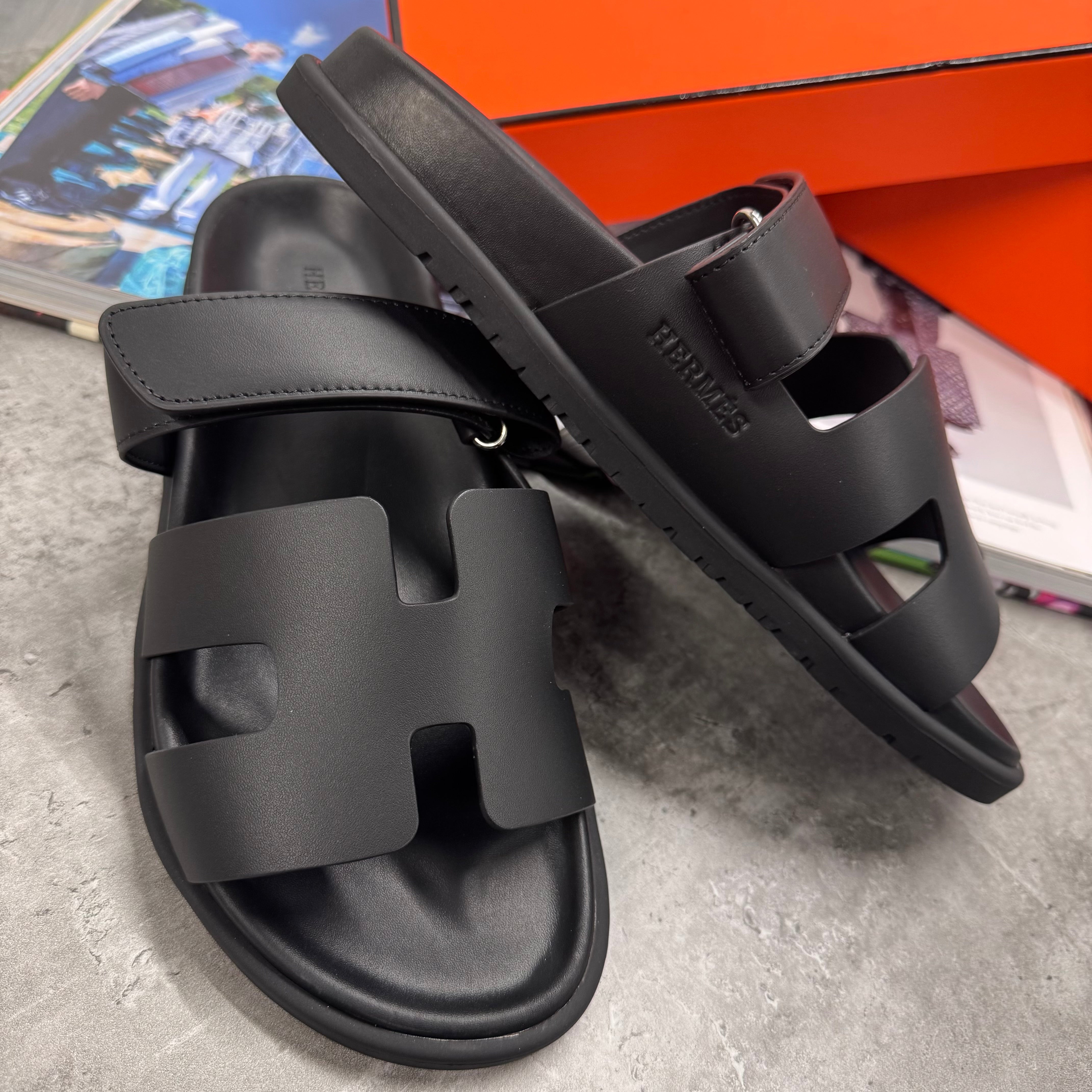 (PRE ORDER) H STRAP SLIDES - BLACK