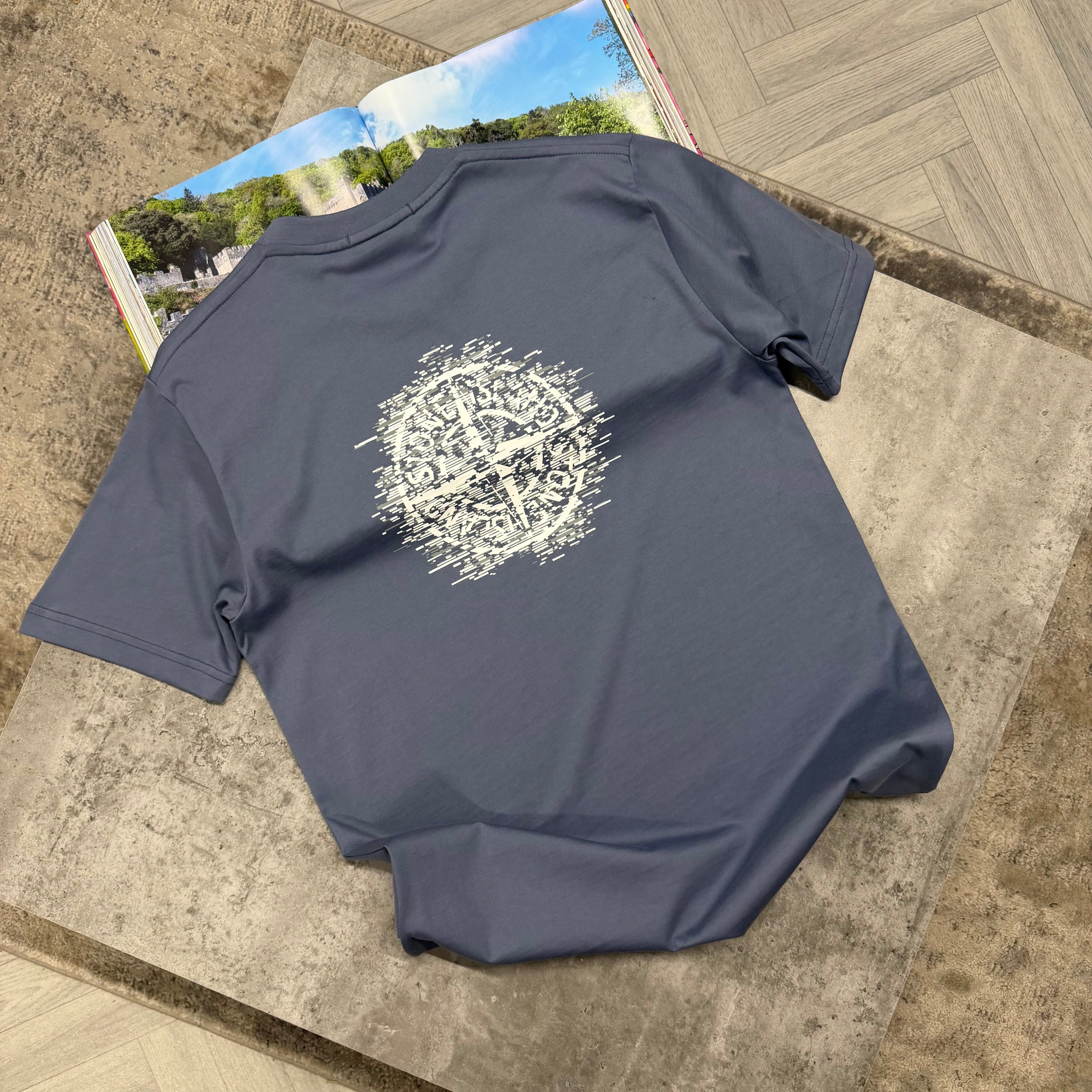 SI BLURR COMPASS T SHIRT - PALE BLUE
