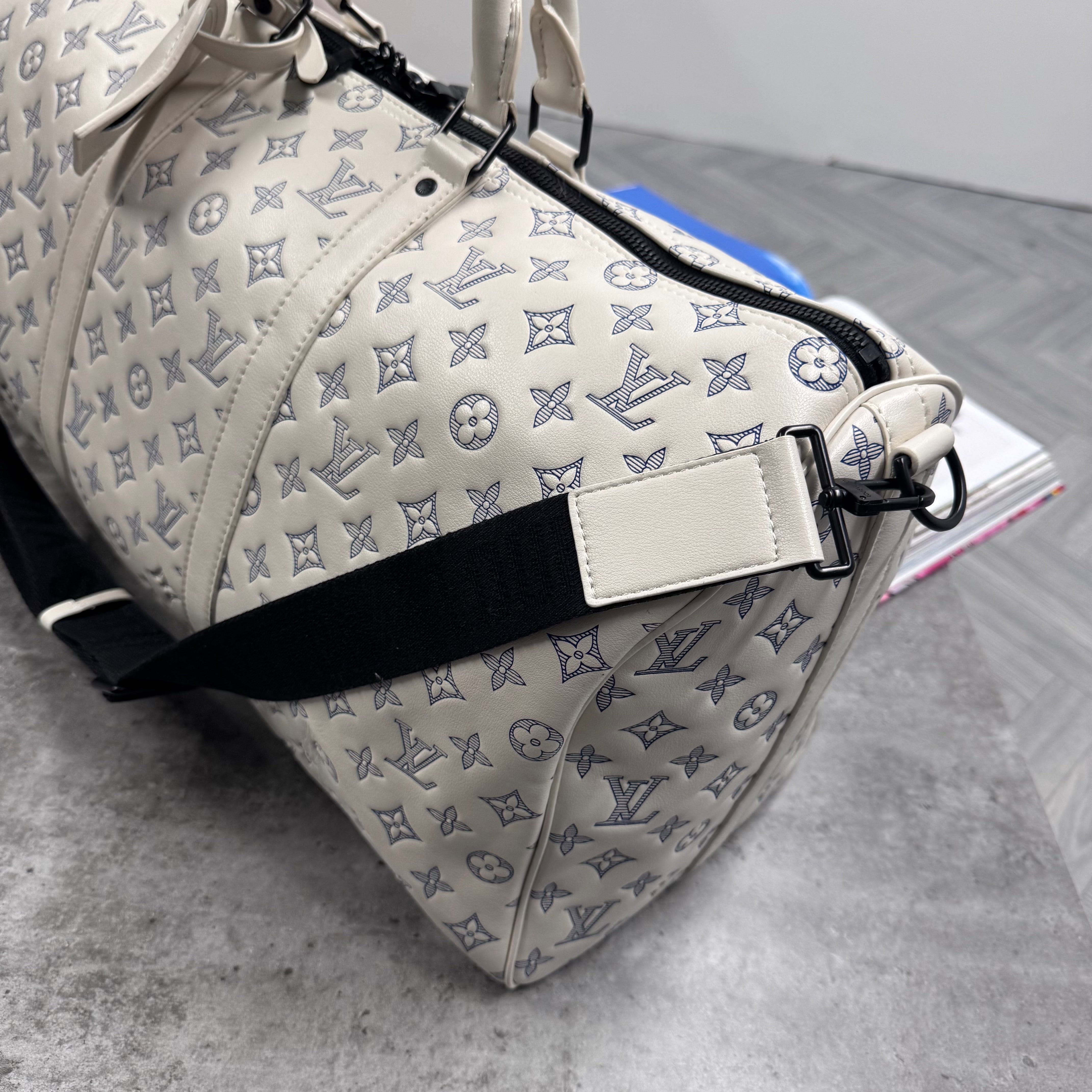 (PRE ORDER) LVE DUFFEL BAG (50) - WHITE
