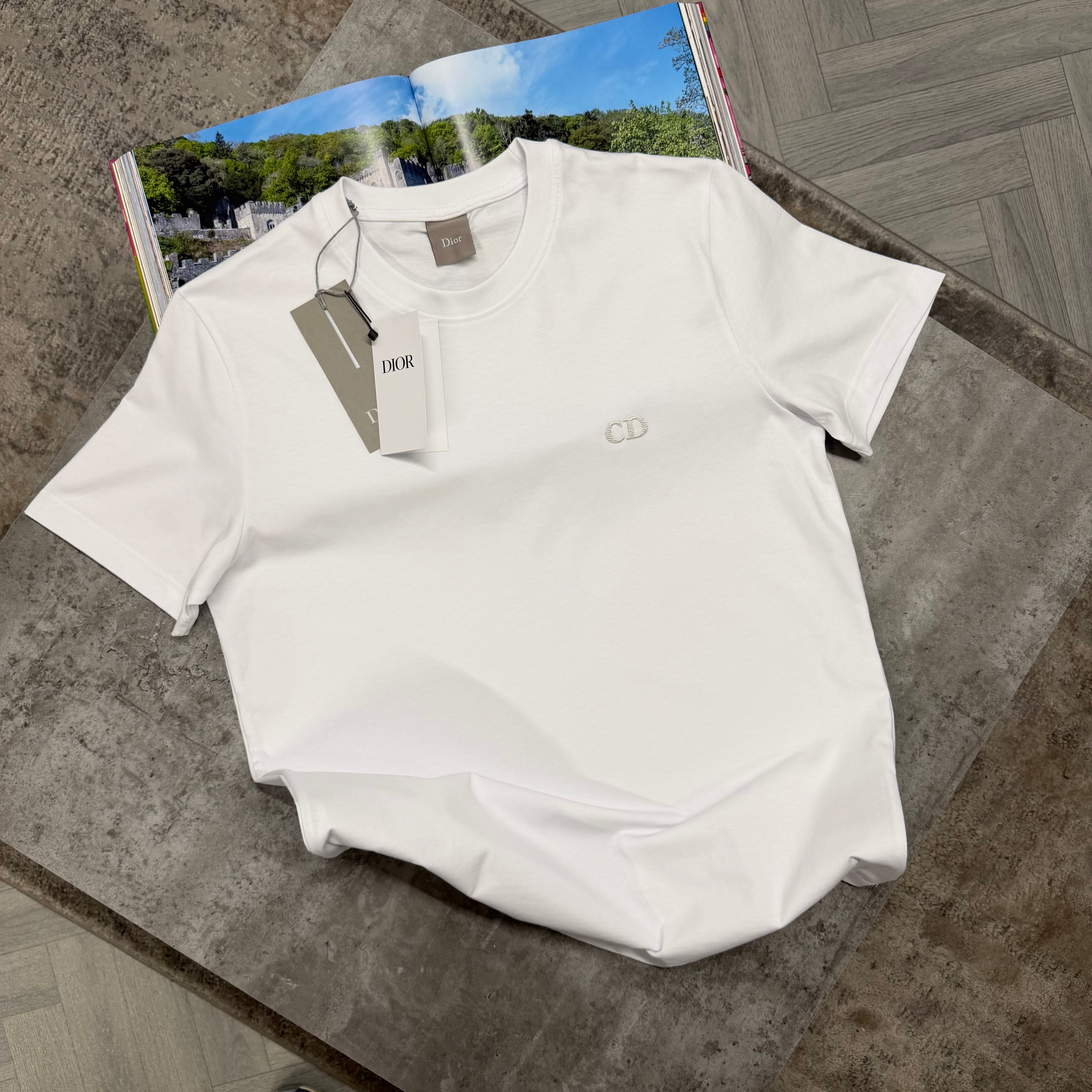 CD SMALL EMBROIDED LOGO T SHIRT - WHITE