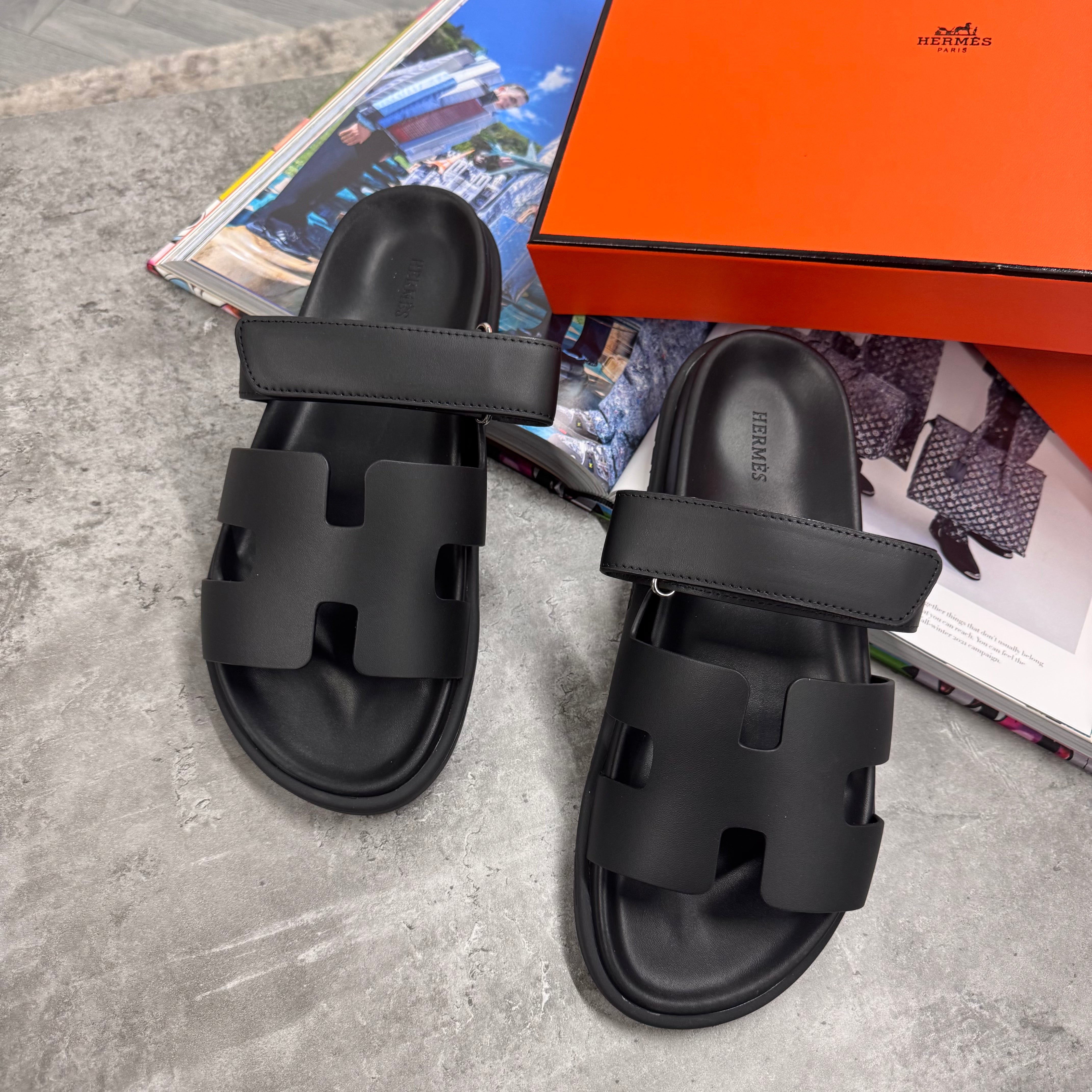 (PRE ORDER) H STRAP SLIDES - BLACK